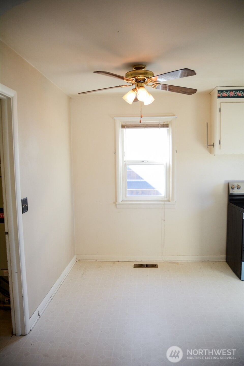107 West 9th Avenue Ritzville, WA 99169 - Photo 6 of 26 an empty room with windows and fan