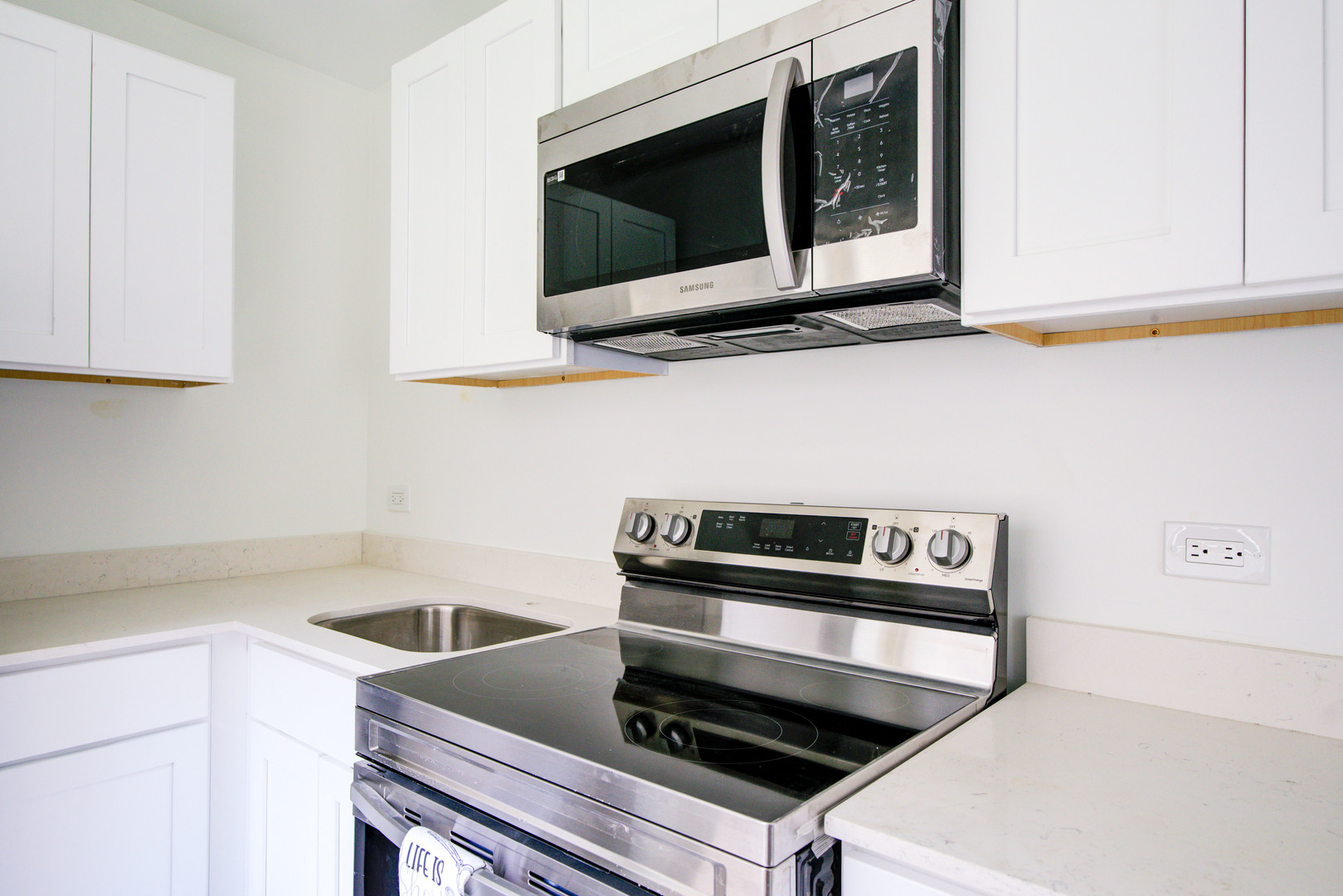 7250 North Western Avenue, Unit 306 Chicago, IL 60645 - Photo 14 of 17 a kitchen with a stove and a microwave