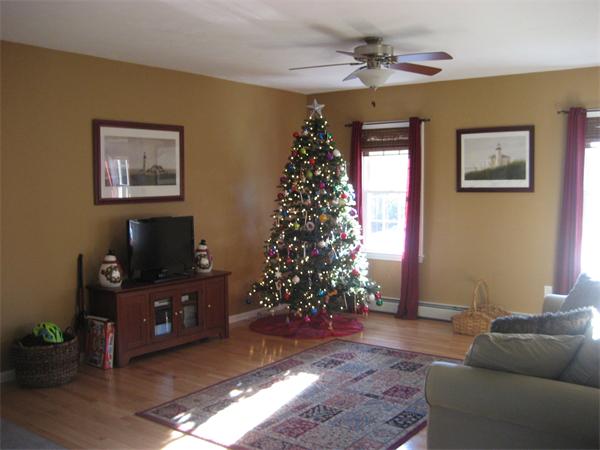 11 Comstock Place Rochester, MA 02770 - Photo 11 of 21 a living room with furniture and a flat screen tv