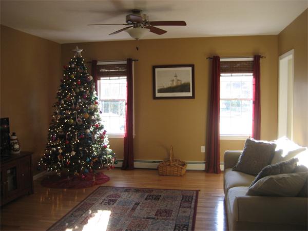 11 Comstock Place Rochester, MA 02770 - Photo 12 of 21 a living room with furniture and a window