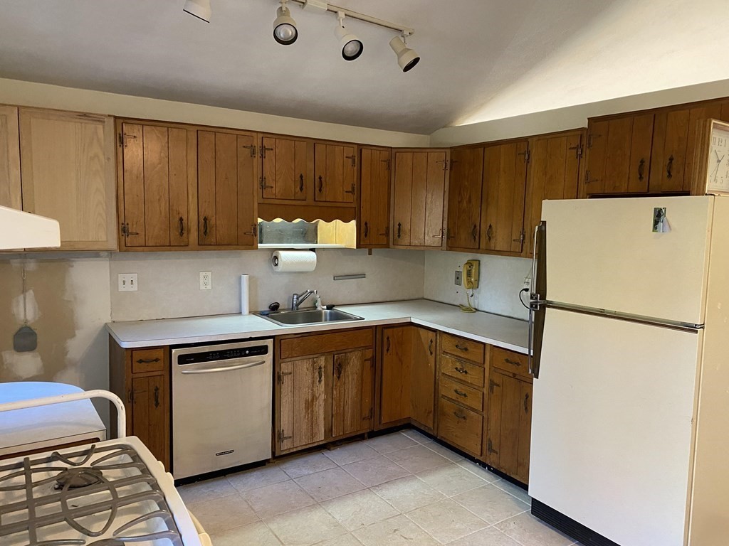 514 Concord Road Marlborough, MA 01752 - Photo 2 of 22 Gallery Image 2