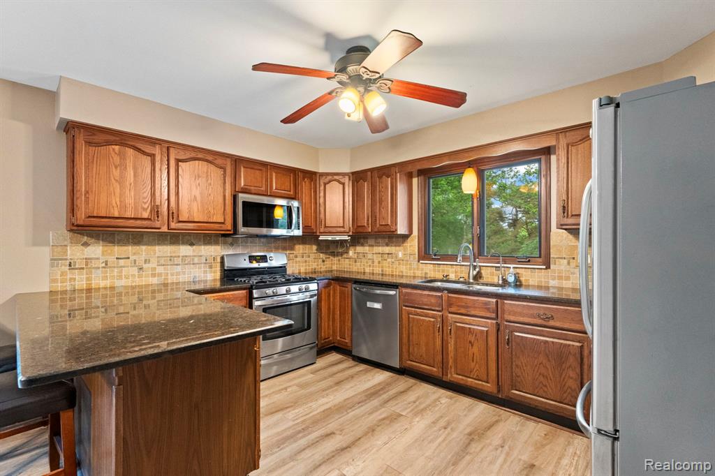945 East Gunn Road Rochester, MI 48306 - Photo 10 of 55