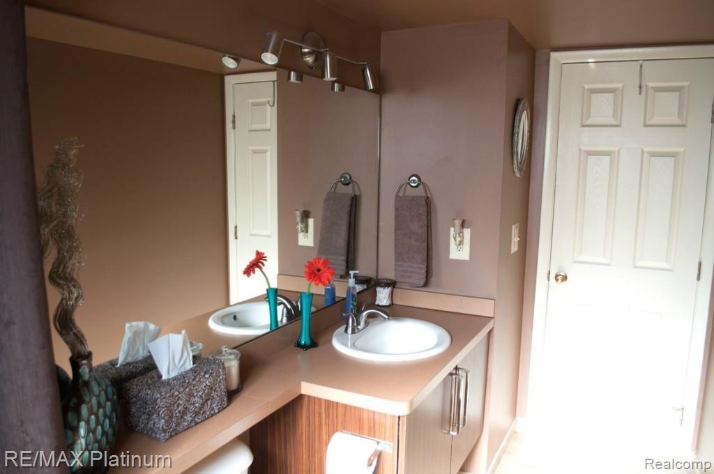 43443 Proctor Road Canton, MI 48188 - Photo 14 of 29 10 1st floor bathroom3.jpg