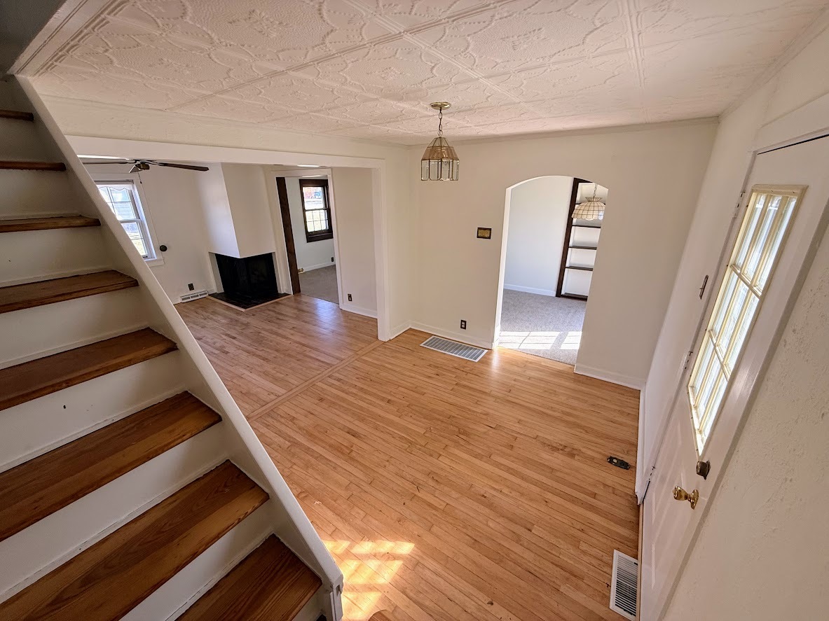 18404 Dixie Highway Homewood, IL 60430 - Photo 3 of 20 a view of an entryway