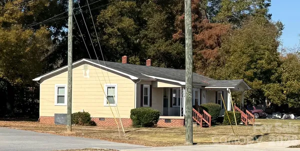 a view of a house with backyard