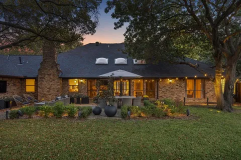a view of a house with a backyard