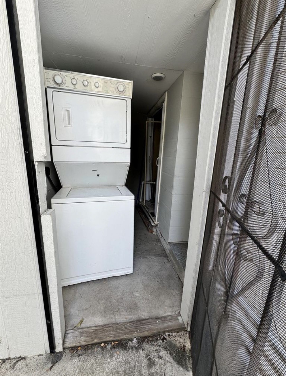 4630 Woodside Street, Unit 2 Houston, TX 77023 - Photo 11 of 11 a utility room with dryer and washer