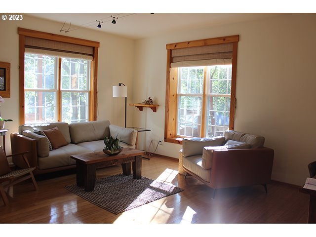 811 Roca Street Ashland, OR 97520 - Photo 3 of 15 Gallery Image 3