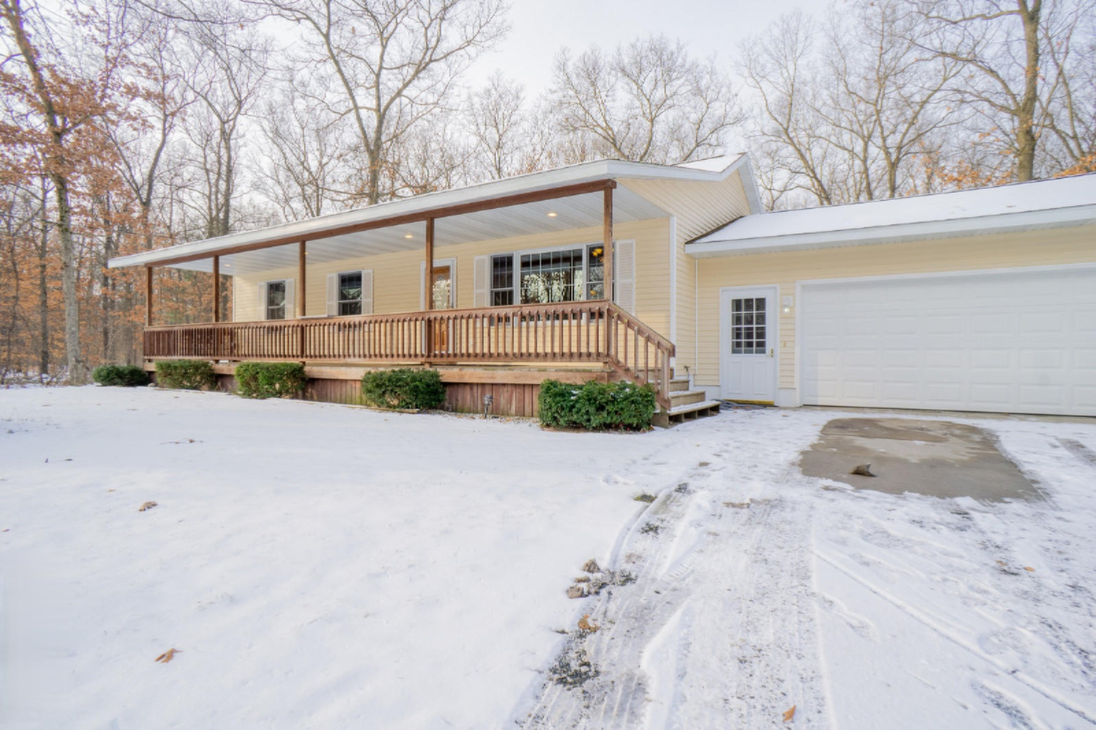 1885 South Maple Island Road Muskegon, MI 49442 - Photo 2 of 20 Front Exterior