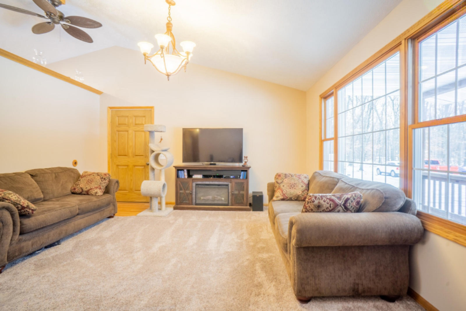 1885 South Maple Island Road Muskegon, MI 49442 - Photo 6 of 20 Living Room