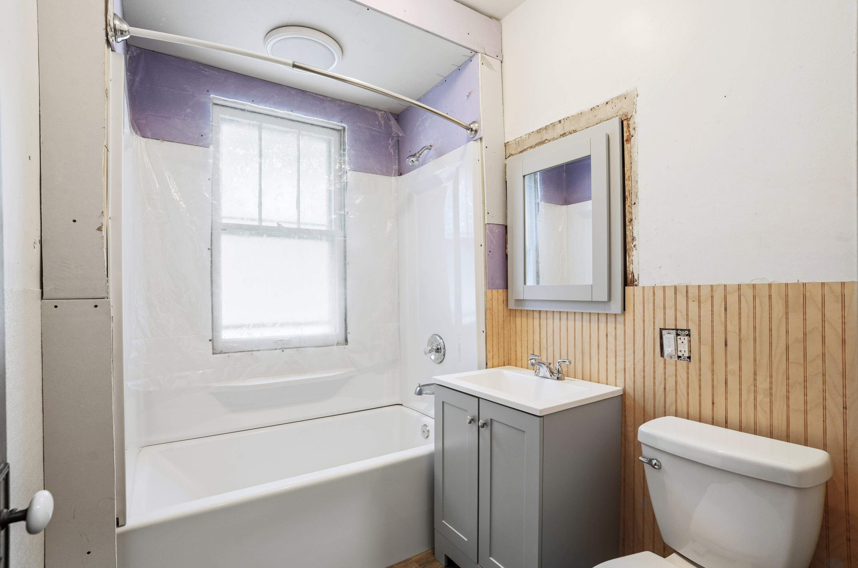 1801 Flett Avenue Racine, WI 53403 - Photo 21 of 27 Upper Bathroom