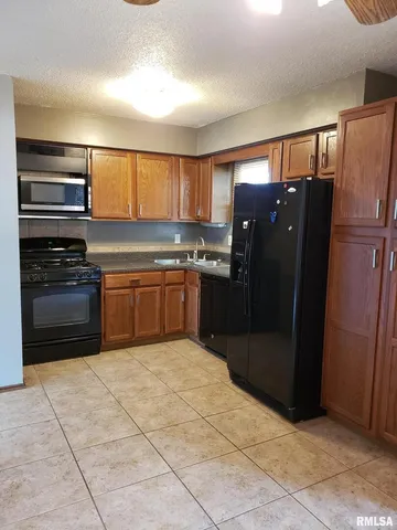 $1,795 | 4811 Candlelight Drive, Davenport, IA 52806