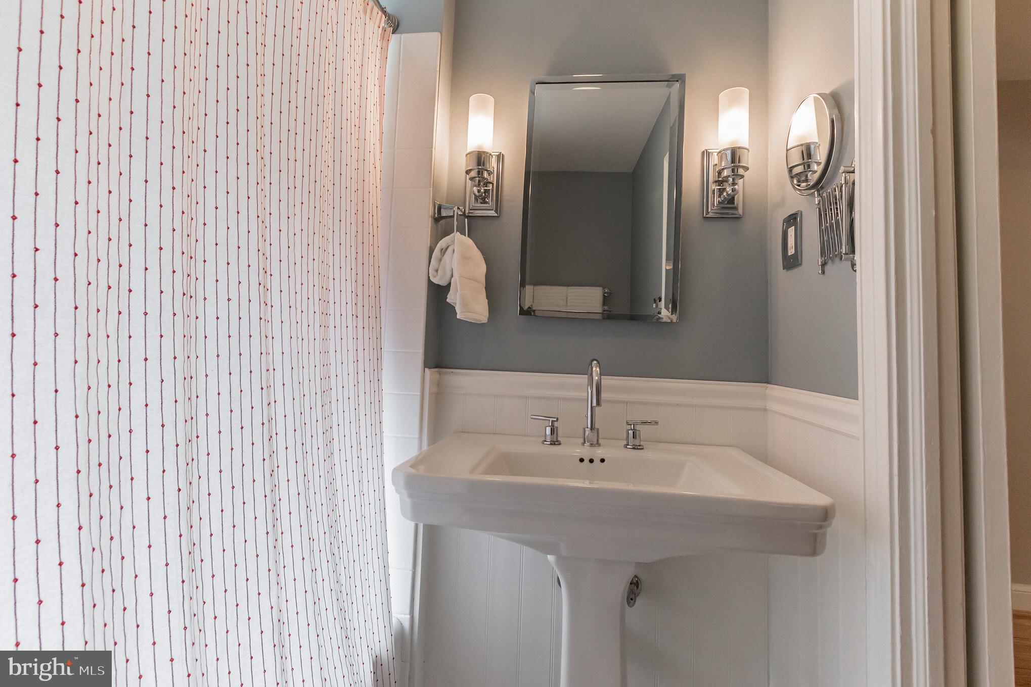 3114 Russell Road Alexandria, VA 22305 - Photo 36 of 72 Main bathroom upstairs with tub