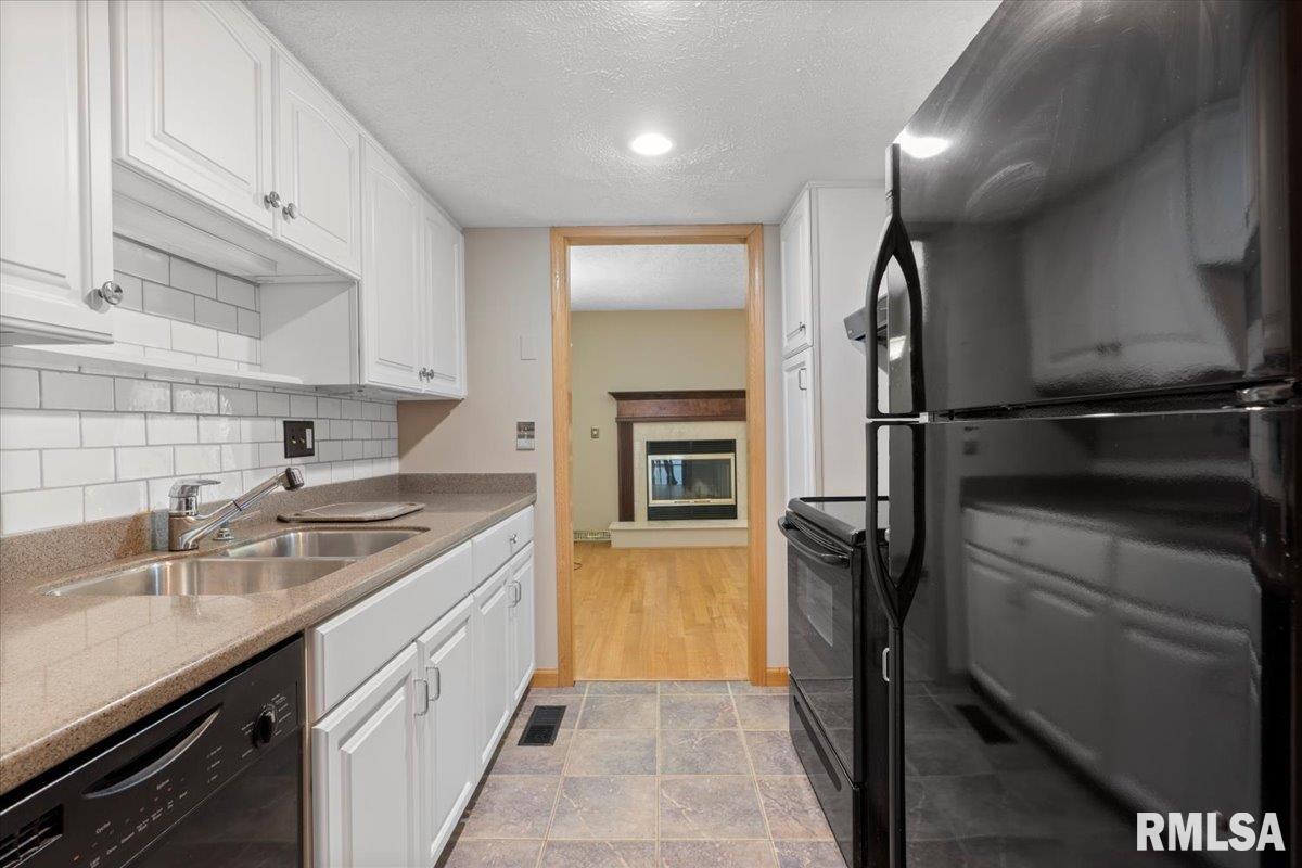 60 Country Place Springfield, IL 62703 - Photo 14 of 41