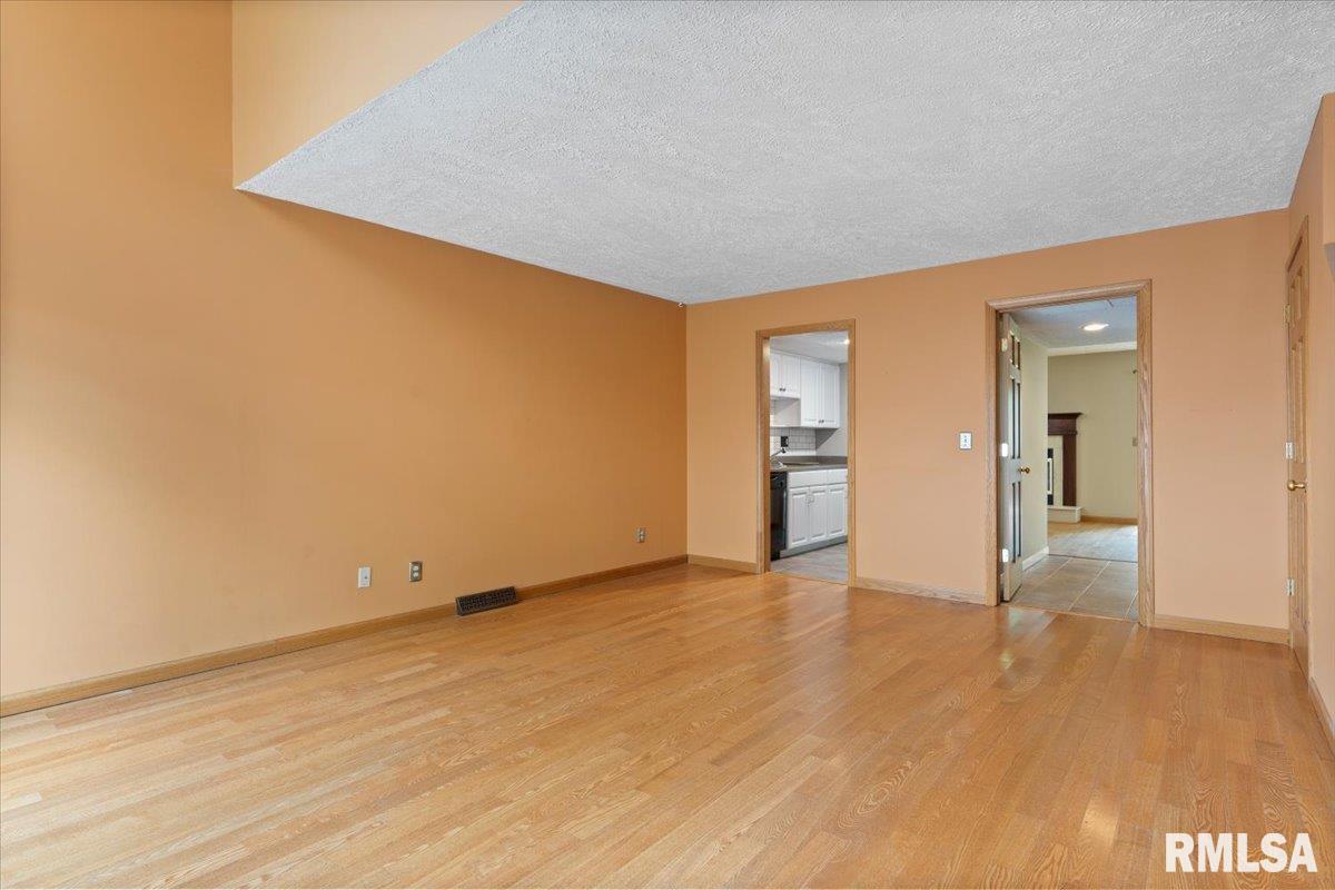 60 Country Place Springfield, IL 62703 - Photo 8 of 41