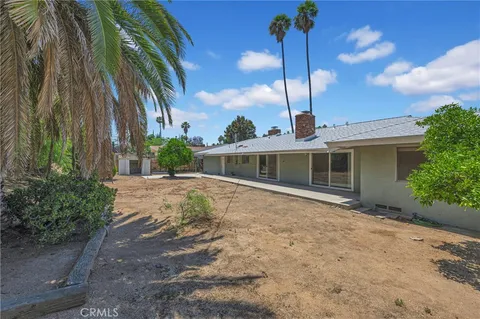 a view of a house with a backyard