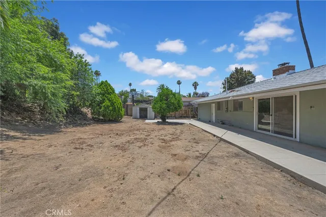 a view of a backyard