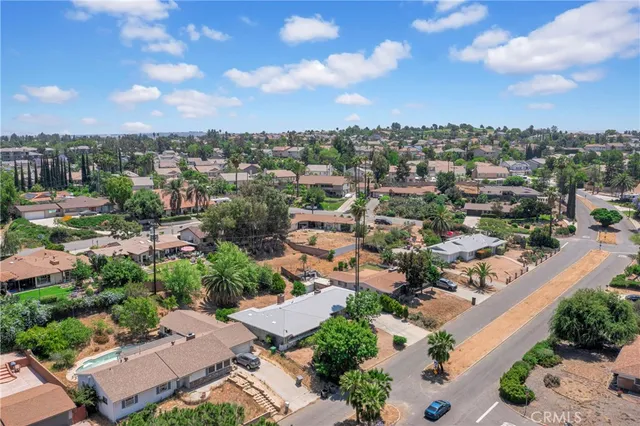 a view of a garden with a house