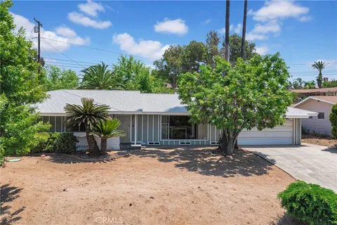 a view of a house with backyard and garden