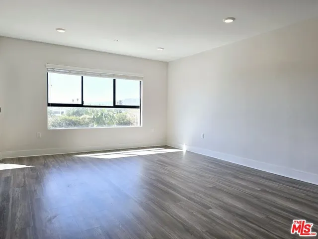 $3,985 | 5030 Rosewood Avenue, Unit 503, Los Angeles, CA 90004