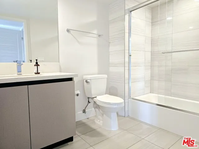 $3,985 | 5030 Rosewood Avenue, Unit 503, Los Angeles, CA 90004