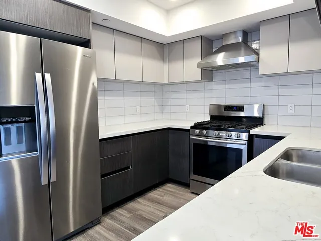 $3,985 | 5030 Rosewood Avenue, Unit 503, Los Angeles, CA 90004