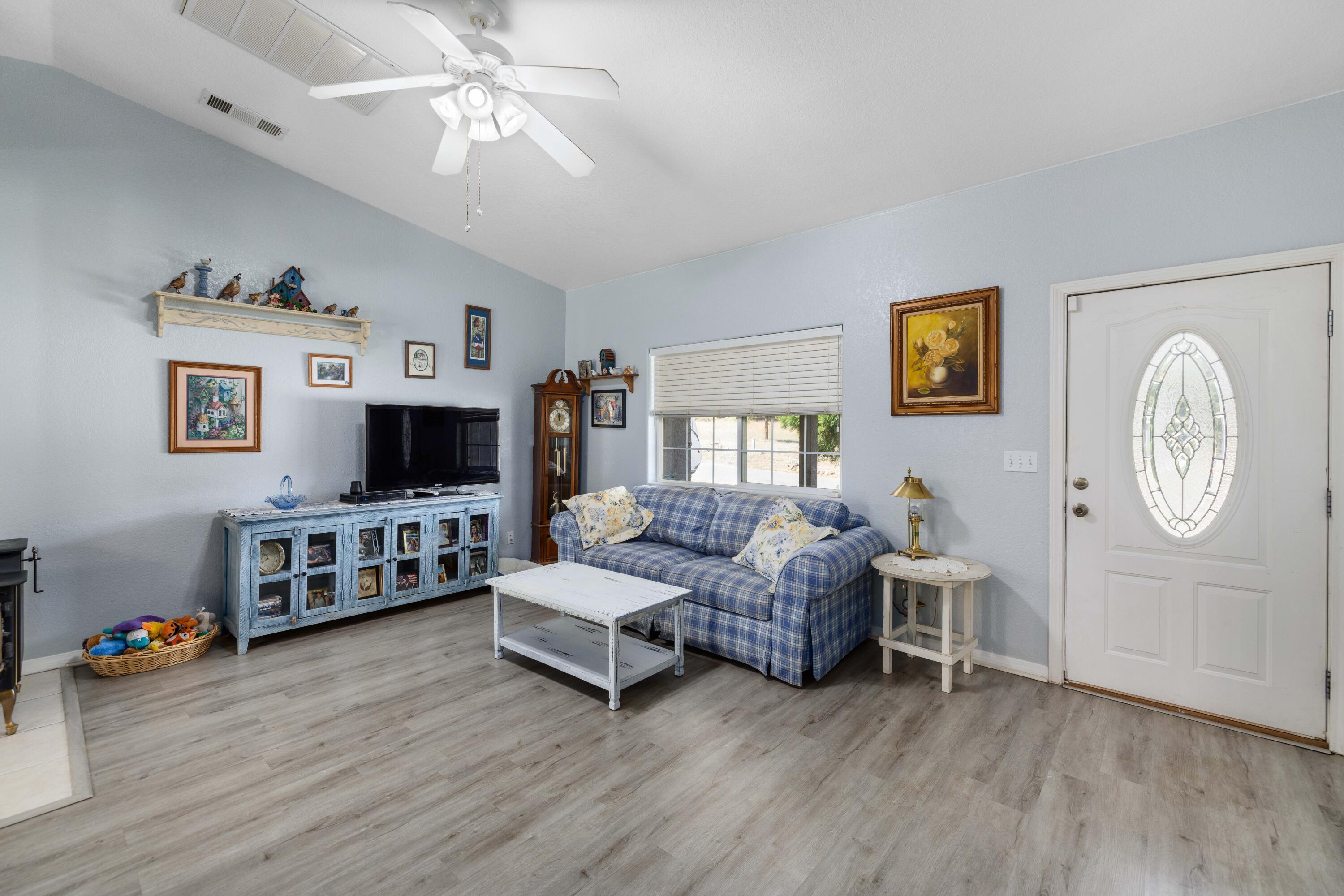 18270 Basil Drive Tehachapi, CA 93561 - Photo 7 of 38 18270 Basil Dr-8