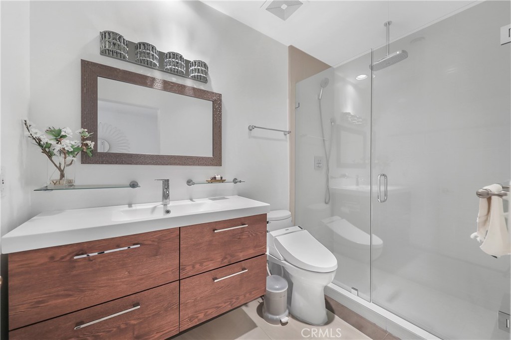 71620 Halgar Road Rancho Mirage, CA 92270 - Photo 20 of 41 a bathroom with a toilet a sink and mirror