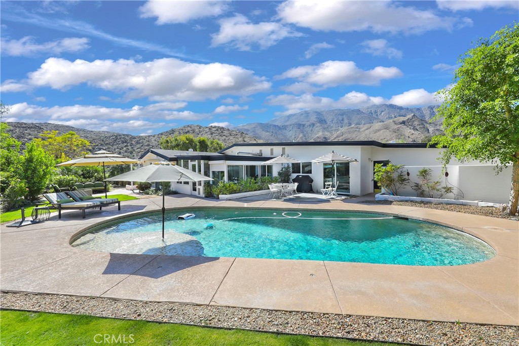 71620 Halgar Road Rancho Mirage, CA 92270 - Photo 31 of 41 a view of a patio with a garden