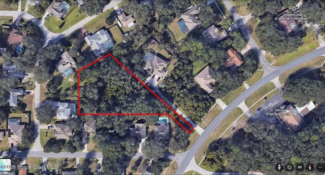 a view of a yard with a tree