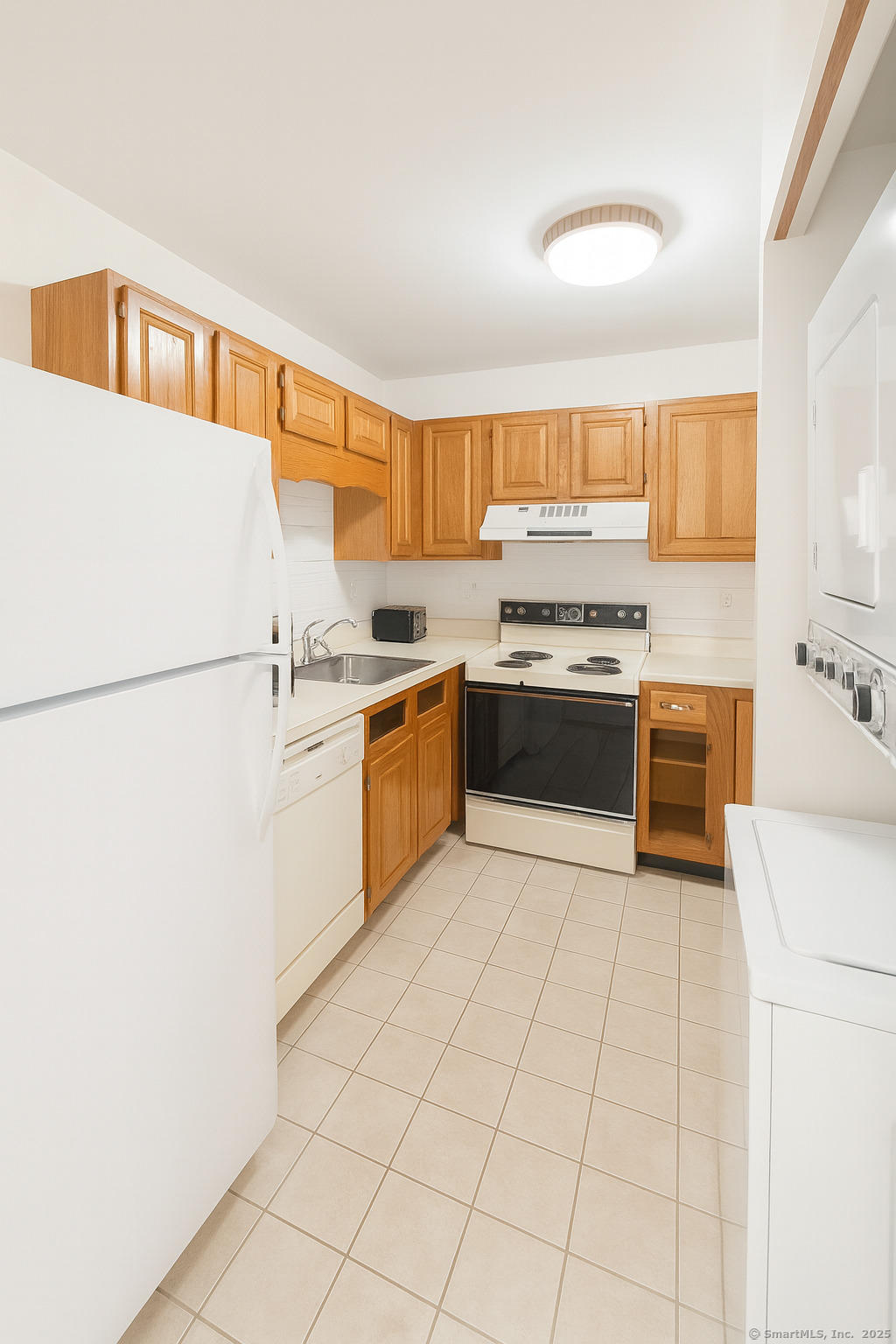67 Hidden Knolls Circle, Unit 67 Monroe, CT 06468 - Photo 5 of 8 a kitchen with a stove a sink and a refrigerator