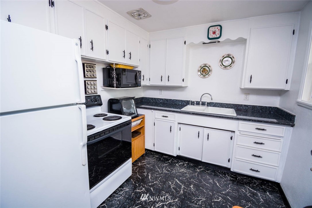 846 Southwest 108th Street Seattle, WA 98146 - Photo 6 of 25 Gallery Image 6