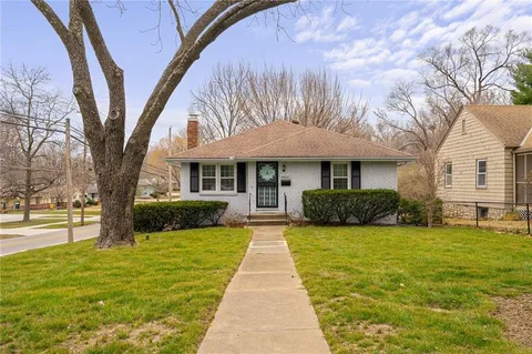 $300,000 | 8830 Ivanhoe Trail, Kansas City, MO 64131