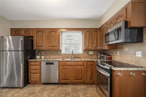 $300,000 | 8830 Ivanhoe Trail, Kansas City, MO 64131