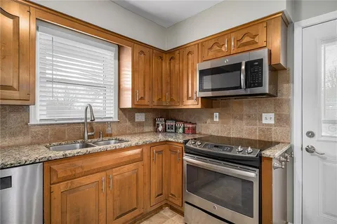 $300,000 | 8830 Ivanhoe Trail, Kansas City, MO 64131
