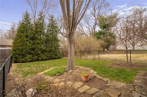 $300,000 | 8830 Ivanhoe Trail, Kansas City, MO 64131