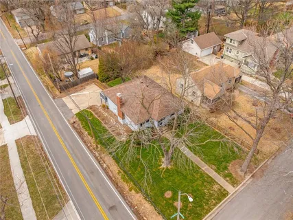 $300,000 | 8830 Ivanhoe Trail, Kansas City, MO 64131