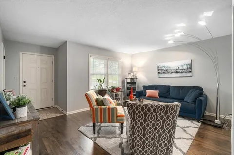 $300,000 | 8830 Ivanhoe Trail, Kansas City, MO 64131