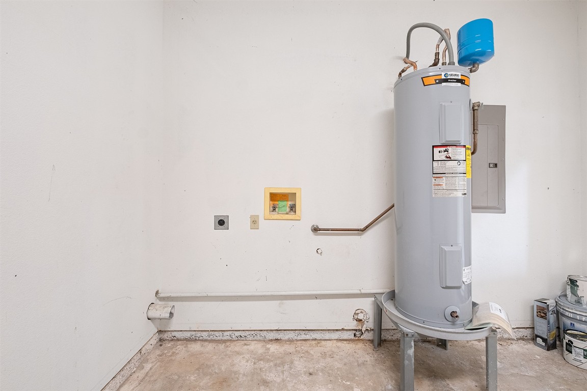 1003 Canyon Edge Drive, Unit B Austin, TX 78733 - Photo 22 of 25 a bathroom with a sink and mirror