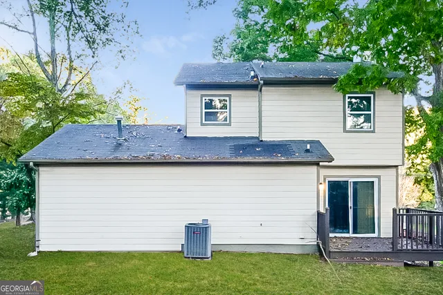 a view of a house with a backyard