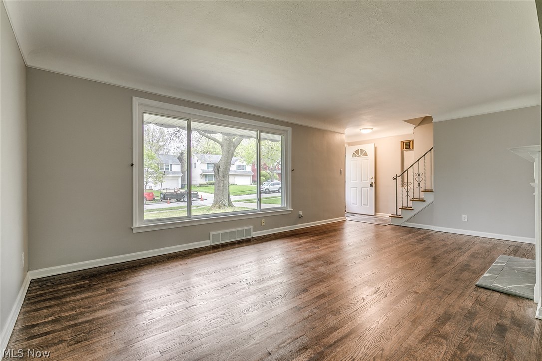 1138 Croyden Road Lyndhurst, OH 44124 - Photo 4 of 35