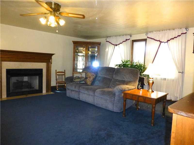 936 Braddock Road Forest Hills, PA 15221 - Photo 2 of 25 Living Room.