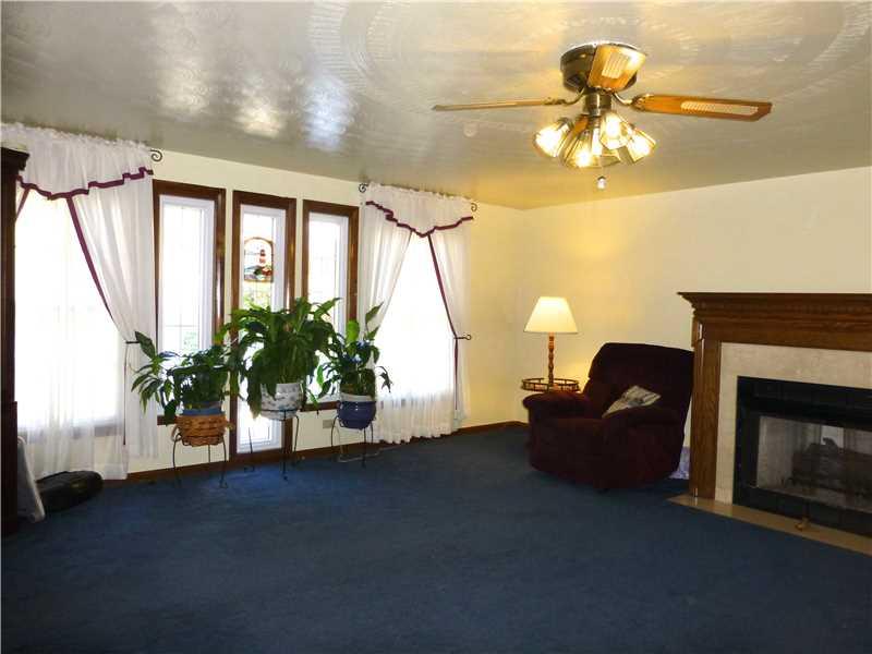 936 Braddock Road Forest Hills, PA 15221 - Photo 3 of 25 Living Room.