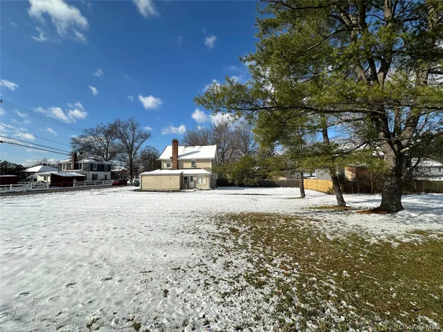 a view of a yard with a building