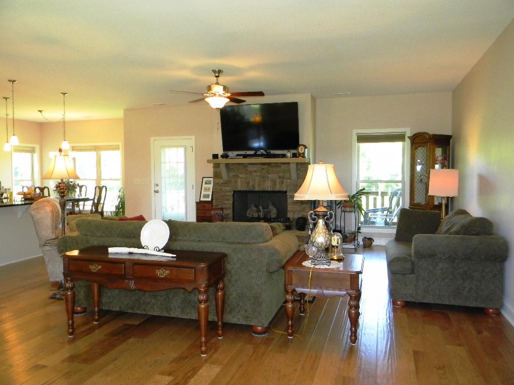 167 Terry Road Pikeville, TN 37367 - Photo 3 of 37 3 LIVING ROOM