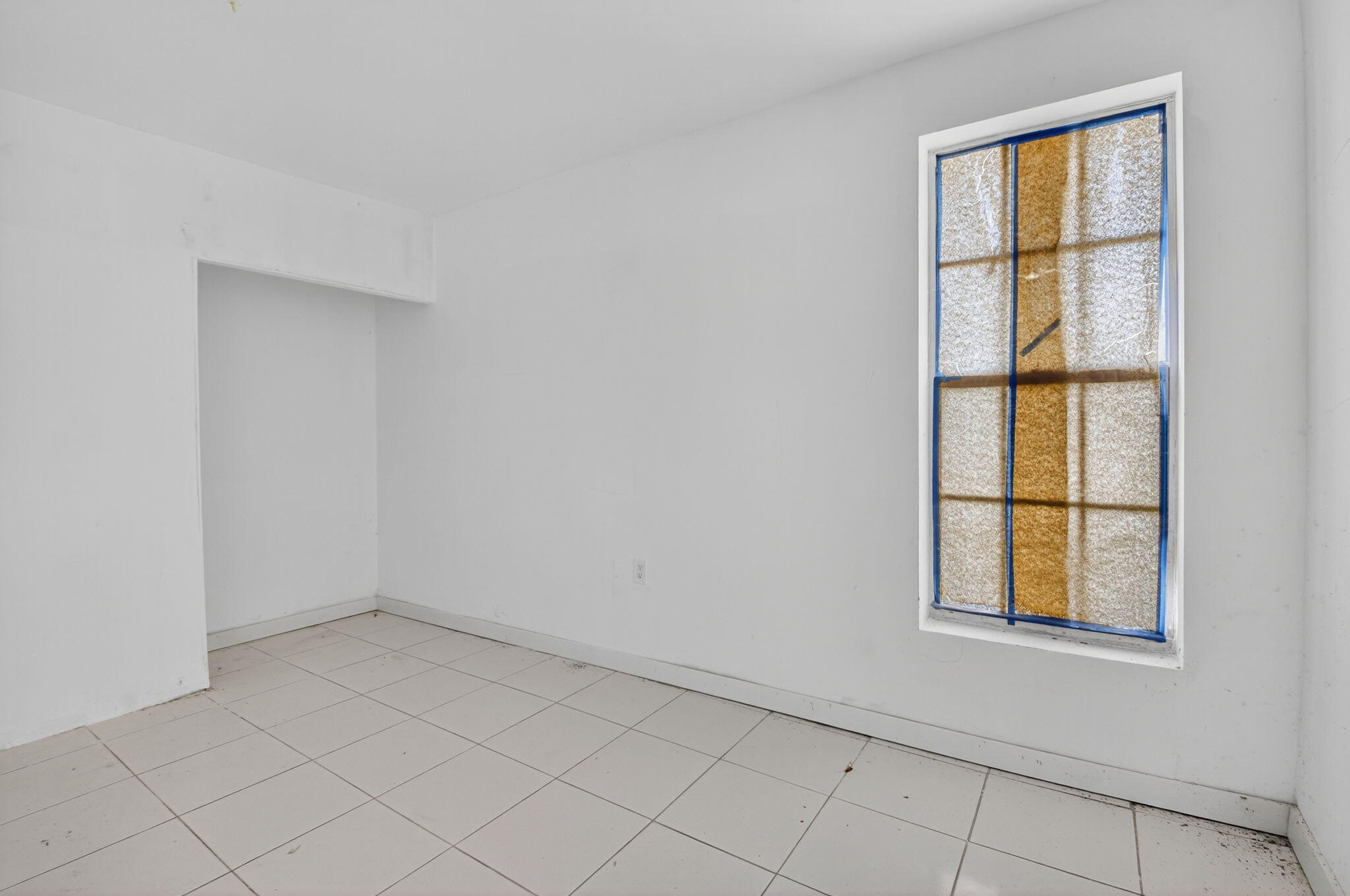 5196 Palm Ridge Boulevard Delray Beach, FL 33484 - Photo 16 of 24 an empty room with a window