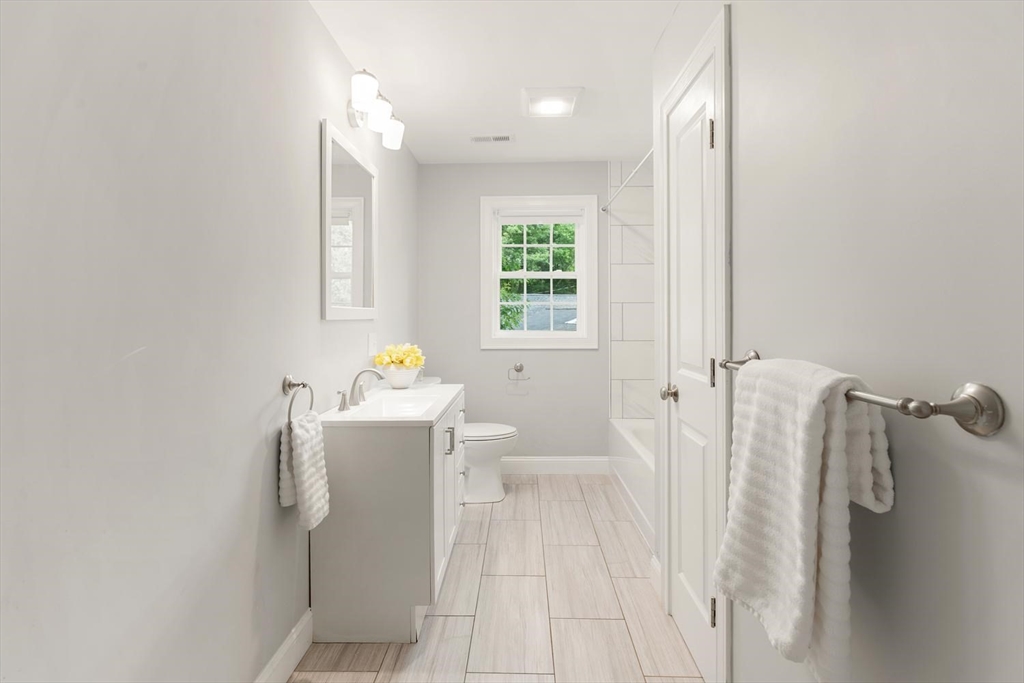 1295 Main Street Reading, MA 01867 - Photo 10 of 29