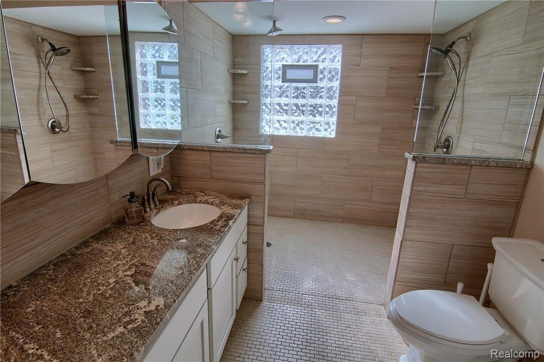 10175 Groh Road Grosse Ile, MI 48138 - Photo 39 of 39 26-Bathroom.jpg