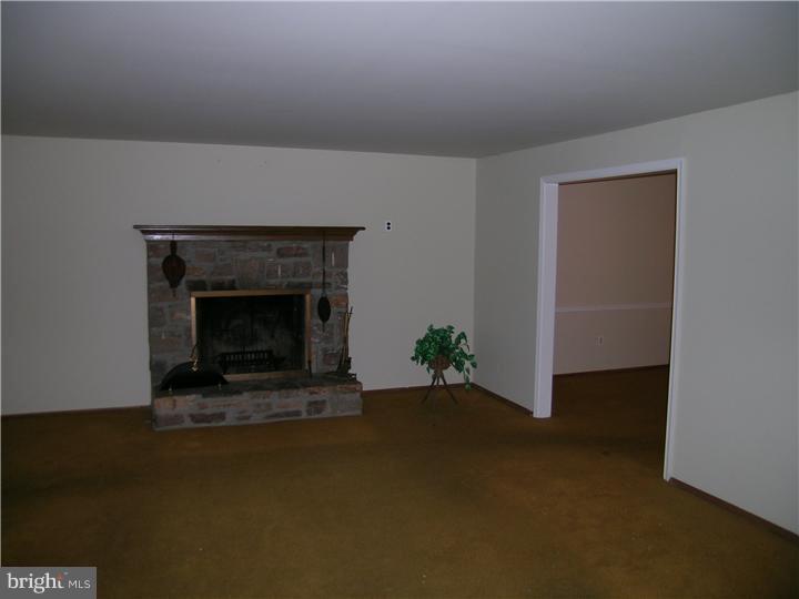5393 Ridgeview Drive Doylestown, PA 18902 - Photo 8 of 25 Living Room