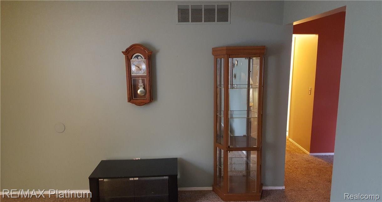 964 Parallel Street Fenton, MI 48430 - Photo 5 of 26 20170501_165108.jpg